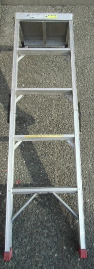 画像: ８１３系用　折りたたみ式非常はしご  