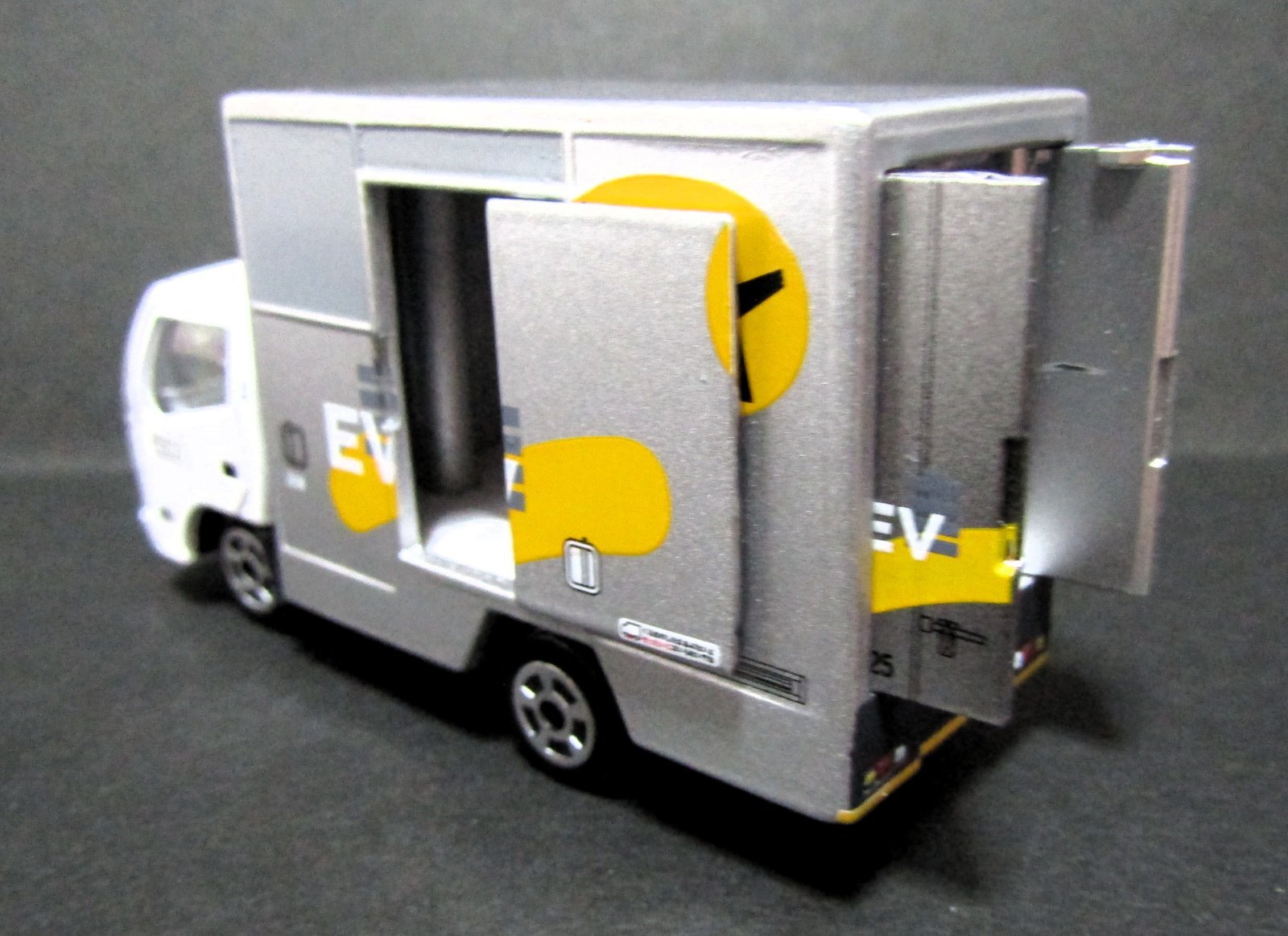 ヤマト運輸・小型EVトラック2ｔ車・ミニカー・非売品 8個 Amazon.co.jp: ミニカーヤマト運輸オリジナル 小型EVトラック 2t